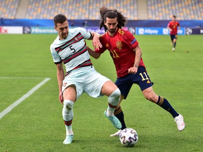 Dalot protege la pelota ante Cucurella, durante la semifinal.