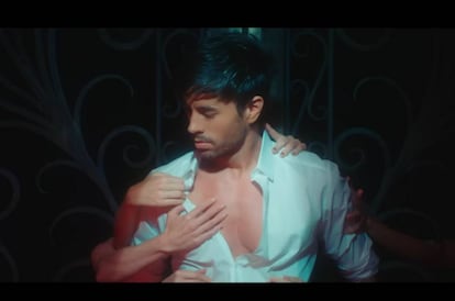 Enrique Iglesias en una de las escenas del vídeo de su canción 'El baño', que él mismo ha co-dirigido.