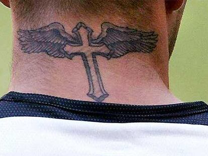 Imagen del tatuaje de Beckham en su cuello.
