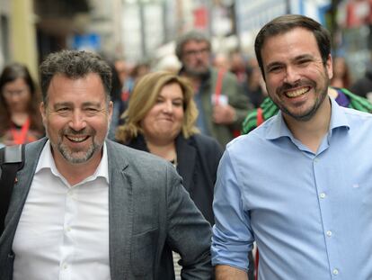 Alberto Garzón, junto Pedro del Cura , alcalde de Rivas Vaciamadrid, en Mieres (Asturias), durante las jornadas de la Escuela de Formación de IU.
