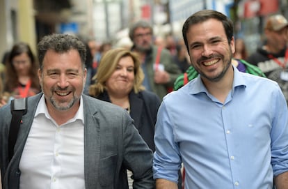 Alberto Garzón, junto Pedro del Cura , alcalde de Rivas Vaciamadrid, en Mieres (Asturias), durante las jornadas de la Escuela de Formación de IU.