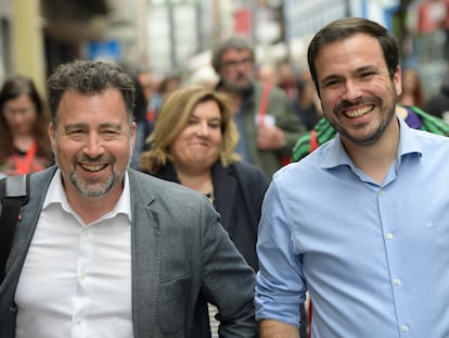 Alberto Garzón, junto Pedro del Cura , alcalde de Rivas Vaciamadrid, en Mieres (Asturias), durante las jornadas de la Escuela de Formación de IU.