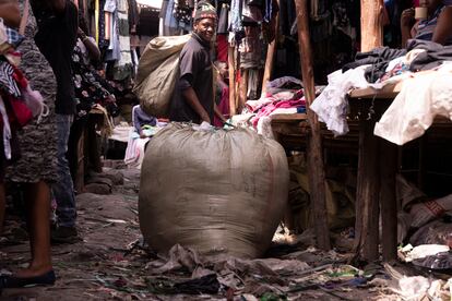 Un hombre arrastra un saco de ropa en el mercado de Gikomba, en Nairobi, el pasado 16 de septiembre.