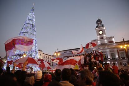 Encuentro de aficionados del River Plate en la Puerta del Sol de Madrid con motivo de la celebración de la Copa Libertadores.