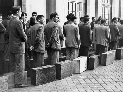 Salida del primer contingente de trabajadores españoles hacia Bélgica, de acuerdo con el convenio hispano-belga para 1957.