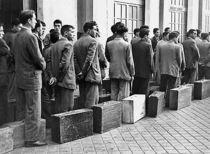 Salida del primer contingente de trabajadores españoles hacia Bélgica, de acuerdo con el convenio hispano-belga para 1957.