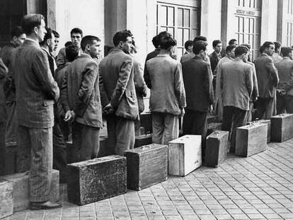 Salida del primer contingente de trabajadores españoles hacia Bélgica, de acuerdo con el convenio hispano-belga para 1957.