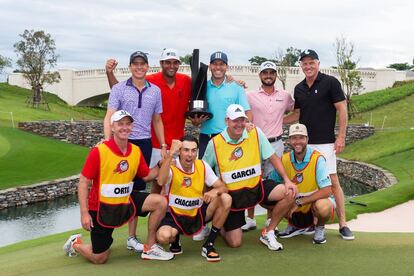 Arriba, de izquierda a derecha, Carlos Ortiz, Eugenio López-Chacarra, Sergio García y Abraham Ancer, tras ganar por equipos en Bangkok, junto a Greg Norman. Abajo, los caddies de los jugadores.