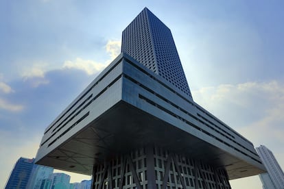 La Bolsa de Shenzhen es el segundo edificio de Rem Koolhaas en China (tras la sede de la televisión central en Pekín). En el proceso de su construcción participaron 75 arquitectos. David Gianotten, socio de Rem Koolhaas, ha explicado así por qué la torre de 250 metros es tan especial: "El simple gesto de elevar el podio consigue que una tipología genérica logre trascender hasta convertirse en una indagación innovadora".
