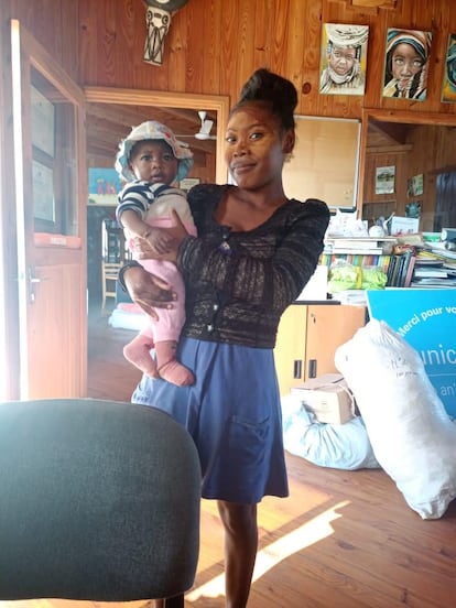 Niriña, de 14 años, con su hija de cinco meses, en las oficinas de Agua de Coco.