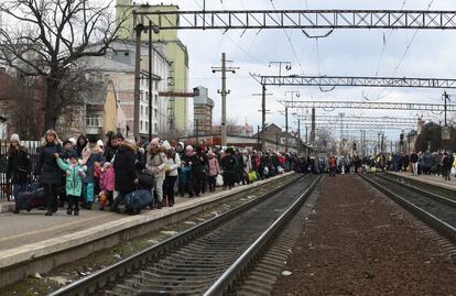 Cientos de refugiados a su llegada a la estación secundaria de Lviv, habilitada para poder recibir a personas desde Dnipro, Zaporizhzhia y otras zonas de Ucrania que huyen de sus casas por la invasión y guerra rusa sobre el país.