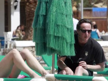 David Cameron y su esposa Samantha, en una playa de Ibiza durante unas vacaciones.
