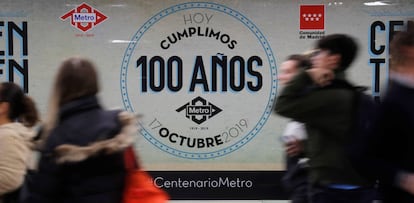 Cartel conmemorativo por los 100 años del Metro de Madrid.
