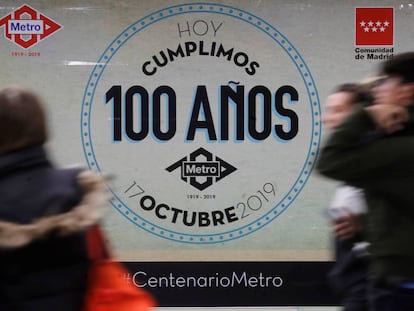 Cartel conmemorativo por los 100 años del Metro de Madrid.