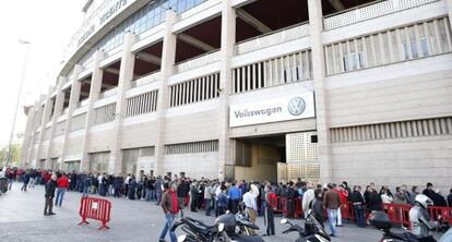 Aficionados del Atlético de Madrid hacen cola en el Vicente Calderón para conseguir entradas para la final de la Liga de Campeones.