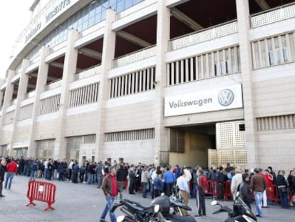 Aficionados del Atlético de Madrid hacen cola en el Vicente Calderón para conseguir entradas para la final de la Liga de Campeones.