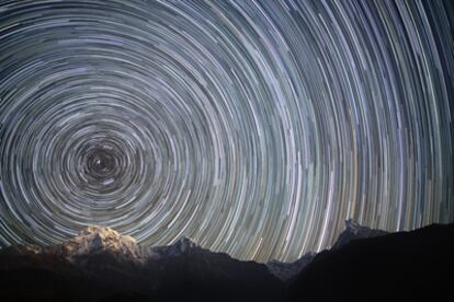 Una hora y 42 minutos de exposición en una noche nepalí de "cielo despejado", como cuenta el fotógrafo Anton Jankovoy, han dado como resultado esta imagen del macizo del Annapurna, en la cordillera del Himalaya. Para él, retratar el movimiento de las estrellas es "una forma de meditación".(Fotos de ANTON JANKOVOY)