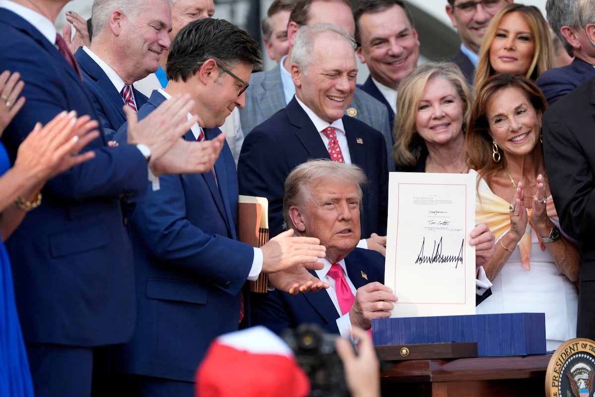 Trump insists on a hoax about migrants to explain the government shutdown