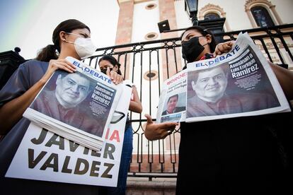 Las protestas de esta semana se suman a las docenas de manifestaciones que el gremio ha organizado este año para exigir a las autoridades un alta a la violencia contra los comunicadores. En la imagen, dos mujeres sostienen durante una protesta diarios con la imagen de Luis Enrique Ramírez, periodista asesinado el 5 de mayo de 2022 en Culiacán Sinaloa.