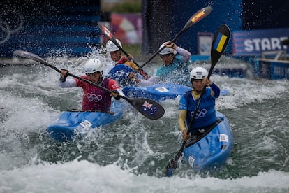 Maialen Chourraut, segunda por la derecha, en una bajada de kayak cross en el canal olímpico.