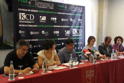 Los organizadores del Festival de Cine Invisible, ayer durante su presentación en Bilbao.