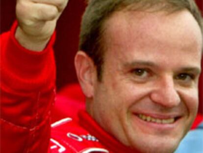 El brasileño Rubens Barrichello celebra su 'pole position' para la carrera de mañana.