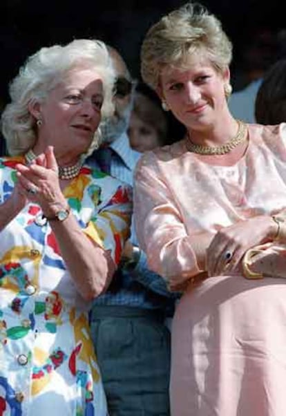 En la imagen, la fallecida princesa Diana de Gales junto a su madre.