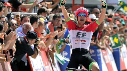 Simon Clark celebra su victoria en Roquetas de Mar.