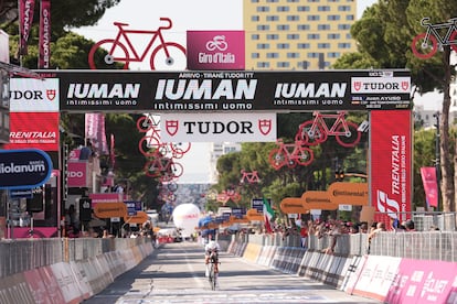 Juan Ayuso concluye la segunda etapa del Giro de Italia.