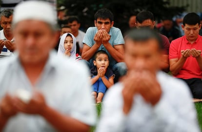 Un grupo de hombres y niños rezan durante las celebraciones de Eid al-Adha, en Almaty, Kazajistán, el 21 de agosto de 2018. 