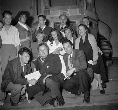 Arthur Honegger, Albert Camus, Jean-Louis Barrault, Jean Desailly, Pierre Brasseur, Madeleine Renaud, Balthus, María Casares y Gabriel Cattand en el Teatro Marigny de París en 1948.