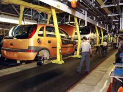 En la imagen, trabajadores de la planta zaragozana de General Motors en Figueruelas. EFE/Archivo