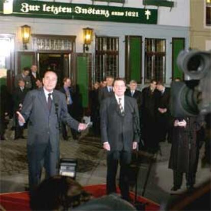 Chirac y Schröder, ayer tras su reunión en Berlín.