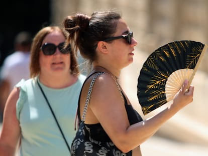 Viandantes soportan las altas temperaturas por las calles de Málaga, A 12 de agosto de 2025 en Málaga, Andalucía (España). La Agencia Estatal de Meteorología (Aemet) ha emitido un aviso por altas temperaturas en Málaga para este martes. La ola de calor, que afecta a gran parte del territorio nacional, vuelve a intensificarse en la zona, donde se esperan valores térmicos extremos.
12 AGOSTO 2025
Álex Zea / Europa Press
12/08/2025