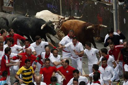 Un momento del octavo y último encierro de San Fermín 2016.