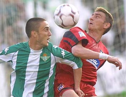 Dani y Otero saltan por la pelota.