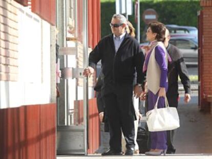 El hermano Manolo, a la entrada de la Audiencia de C&oacute;rdoba. 