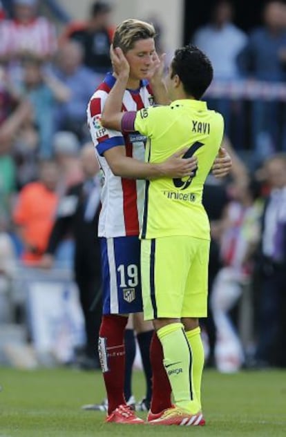 Xavi saluda Torres, dissabte, al Calderón.