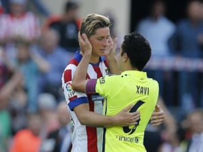 Xavi saluda Torres, dissabte, al Calderón.