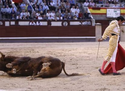 Emilio de Justo culmina la faena que le valió una oreja, ayer en Las Ventas.