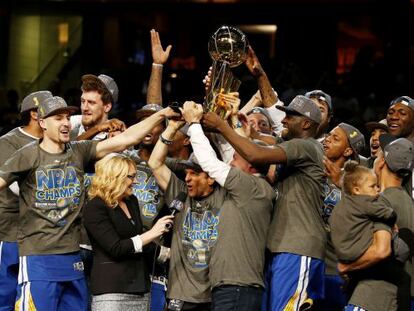 Los Warriors, con el trofeo de campeones de la NBA