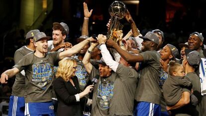 Los Warriors, con el trofeo de campeones de la NBA