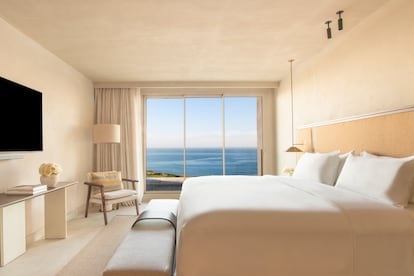 Una de las habitaciones del Fairmont La Hacienda con el Mediterráneo al fondo.