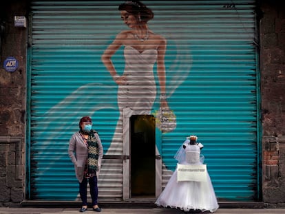 Una vendedora de vestidos para novias y quince años protesta en las calles del centro de la Ciudad de México.