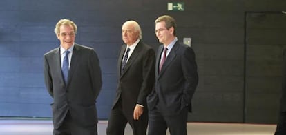 El presidente de Telefónica y del Consejo Empresarial de la Competitividad, César Alierta, junto con el presidente del BBVA, Francisco González y primer ejecutivo de Inditex, Pablo Isla.