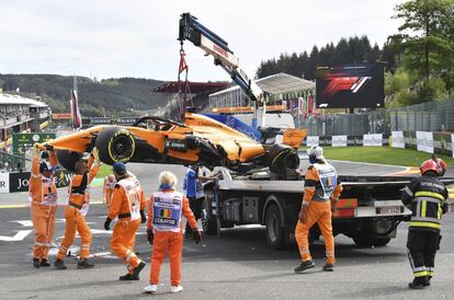 A equipe da McLaren retira o veículo de Alonso da pista.