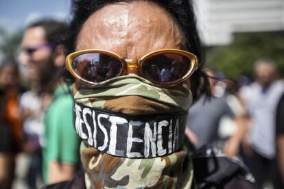 Un manifestante opositor muestra una banda en la que se lee "Resistencia" durante una marcha en contra del Gobierno en Caracas.