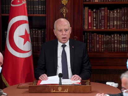 El presidente de Túnez, Kais Said, en un encuentro con miembros del ejército y la policía, en Túnez, el 25 de julio de 2021.