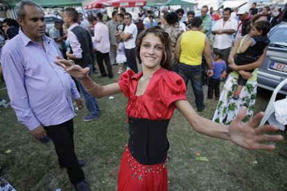 Una joven baila durante el festival que se celebra en Costesti. El líder de los gitanos de esa región, Iulian Radulescu, ha comparado a Nicolas Sarkozy con el líder pronazi el mariscal Ion Antonescu, a raíz de la expulsión de gitanos de territorio francés.
