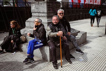 Un grupo de personas mayores sentadas durante la protesta.